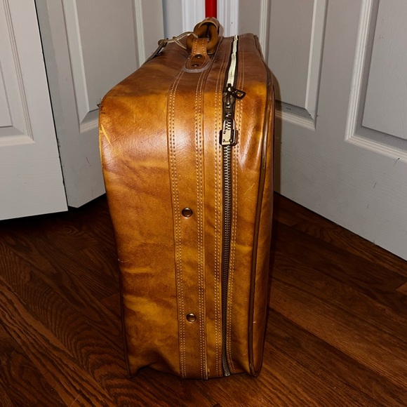 Vintage 60s-70s Brown Leather Carry All Suitcase (can bundle with smaller one) - Picture 10 of 14